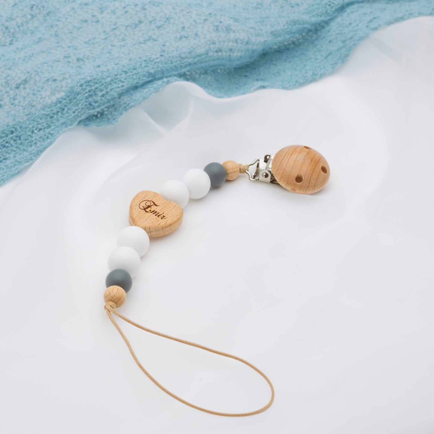 Coffret Personnalisé – Couverture et attache-tétine brodés au prénom de bébé