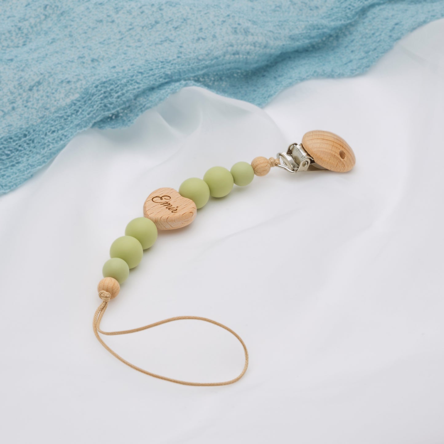 Coffret Personnalisé – Couverture et attache-tétine brodés au prénom de bébé