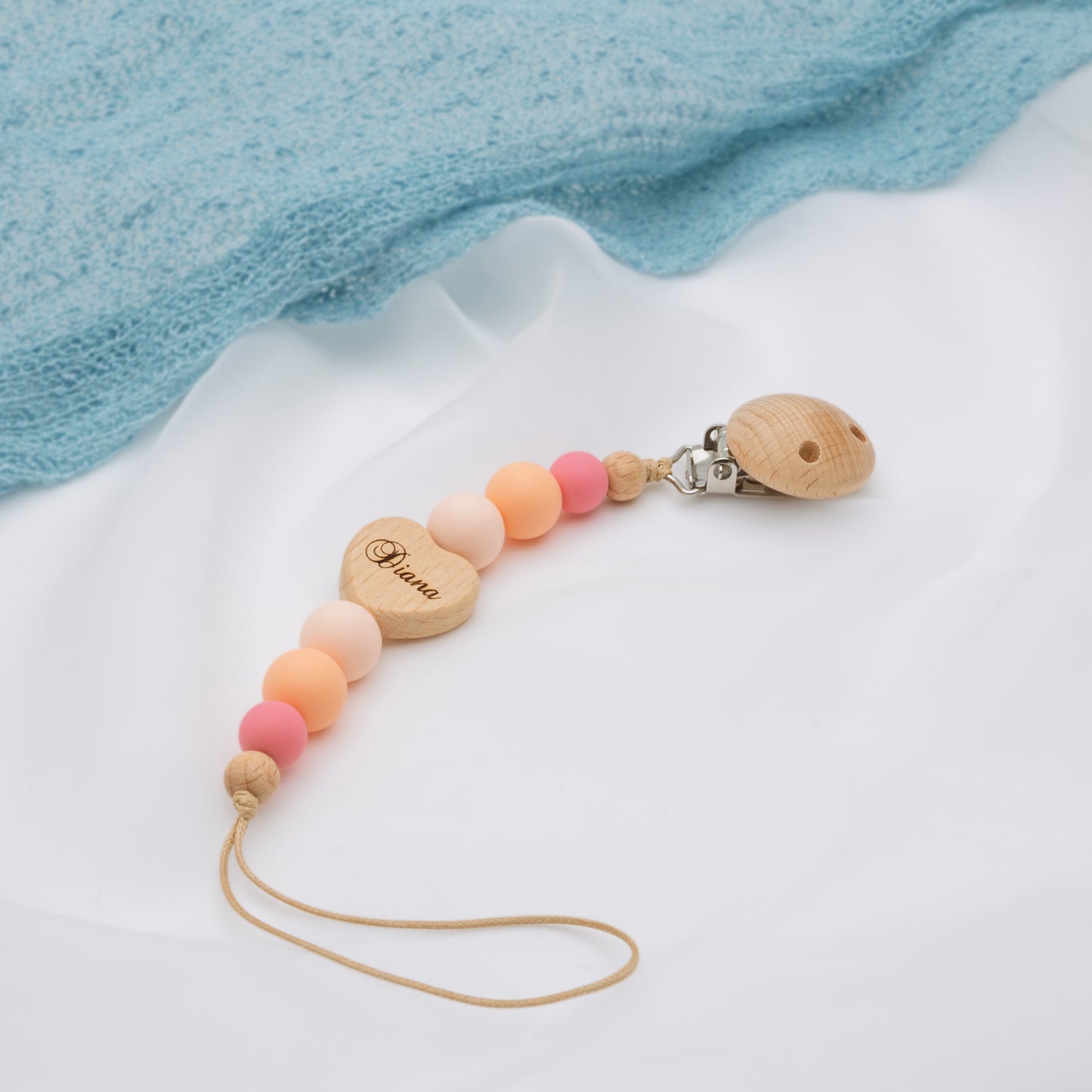 Coffret Personnalisé – Couverture et attache-tétine brodés au prénom de bébé