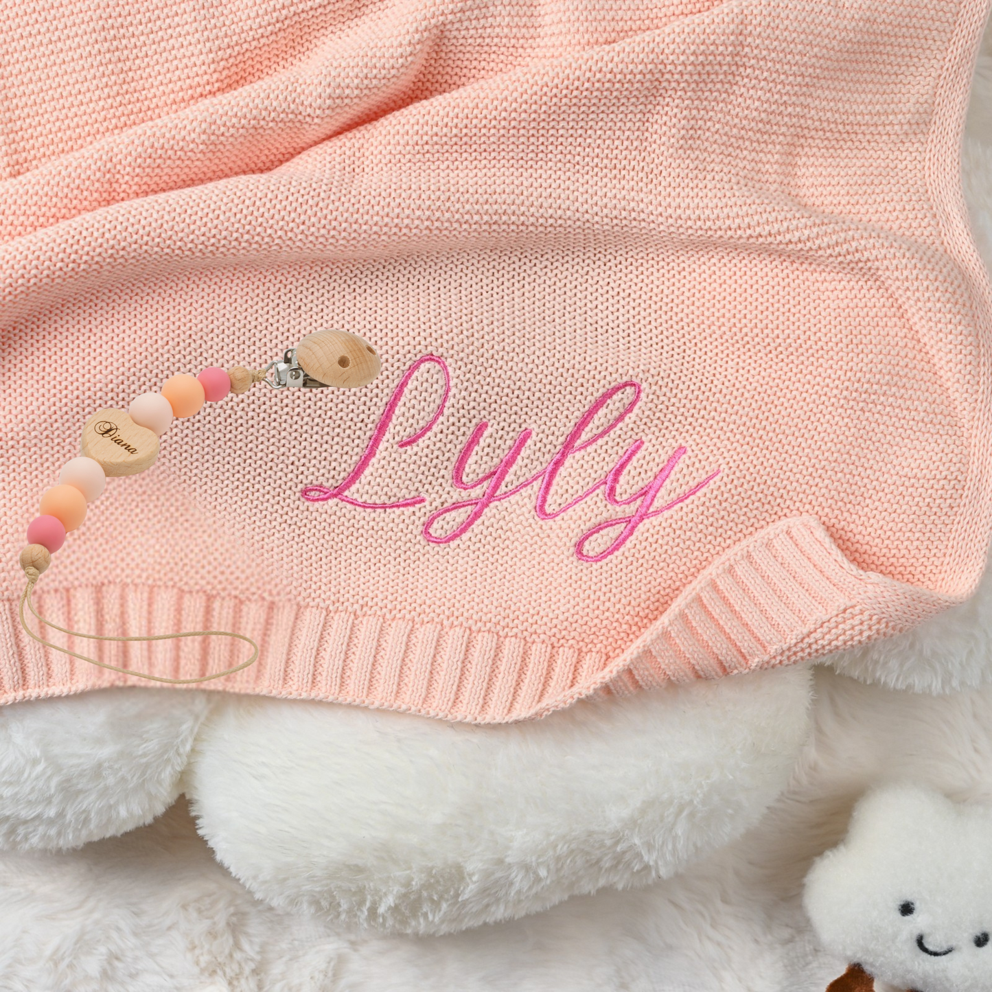Coffret Personnalisé – Couverture et attache-tétine brodés au prénom de bébé
