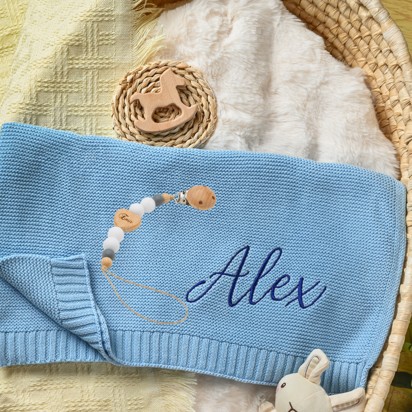 Coffret Personnalisé – Couverture et attache-tétine brodés au prénom de bébé