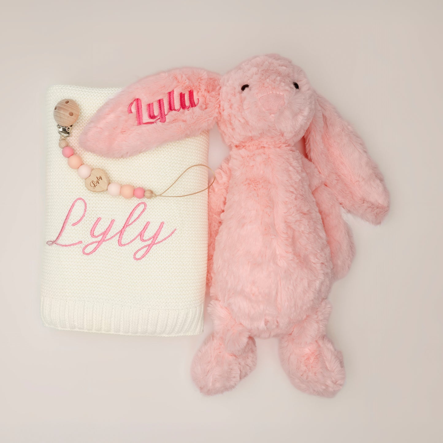 Coffret Trio Douillet Personnalisé – Lapin, Couverture et Attache-tétine brodés au prénom
