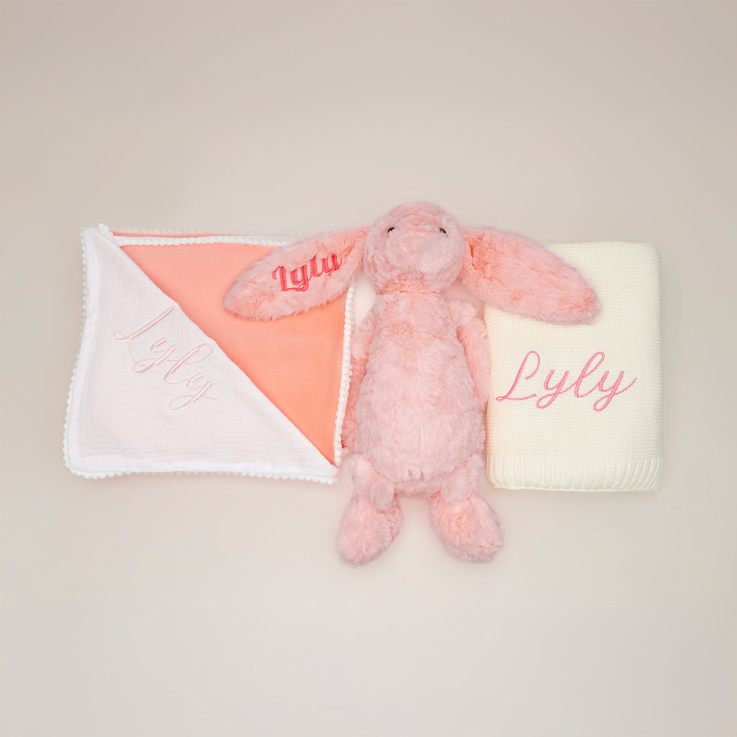 Coffret Cocon Personnalisé : Lapin, couverture et lange brodés au nom de bébé