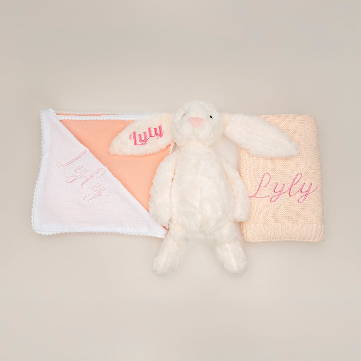 Coffret Cocon Personnalisé : Lapin, couverture et lange brodés au nom de bébé