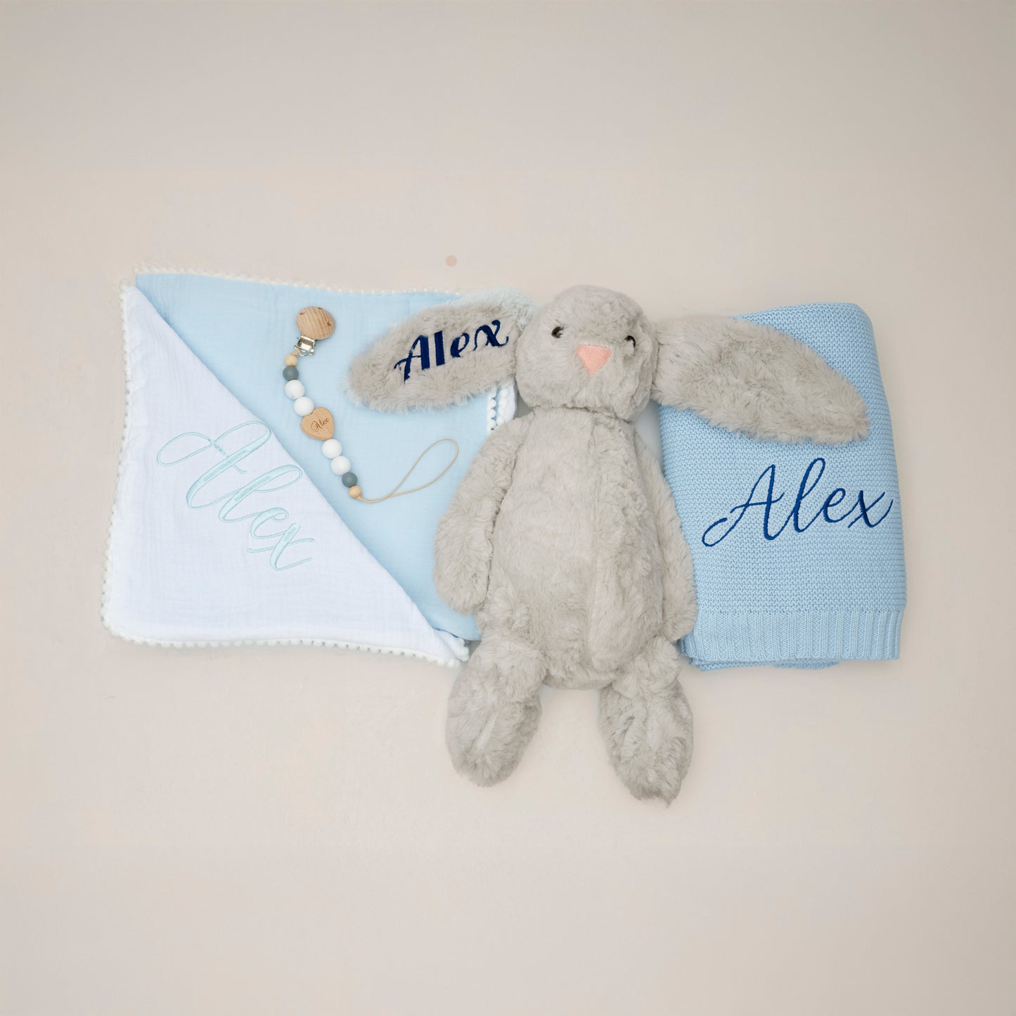 Coffret naissance personnalisé 4-en-1 : Lapin, couverture, lange et attache-tétine personnalisés