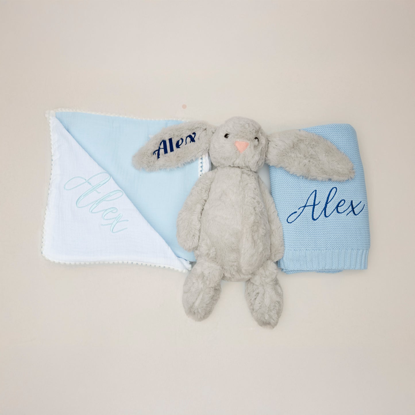 Coffret Cocon Personnalisé : Lapin, couverture et lange brodés au nom de bébé