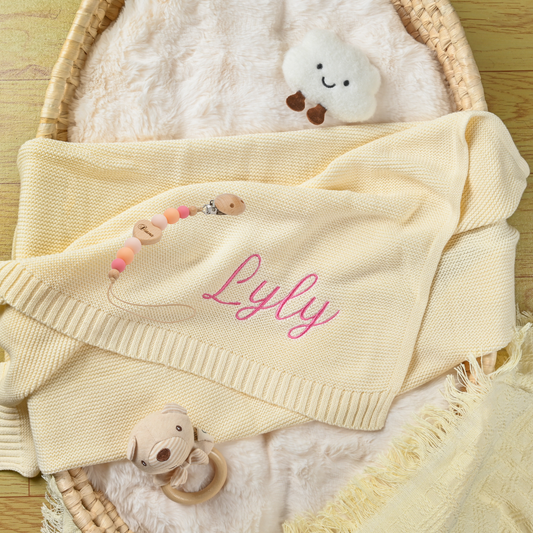 Coffret Personnalisé – Couverture et attache-tétine brodés au prénom de bébé