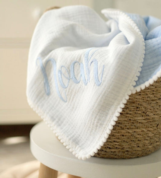 Lange Bébé Personnalisé – Douceur et Émotion Brodées